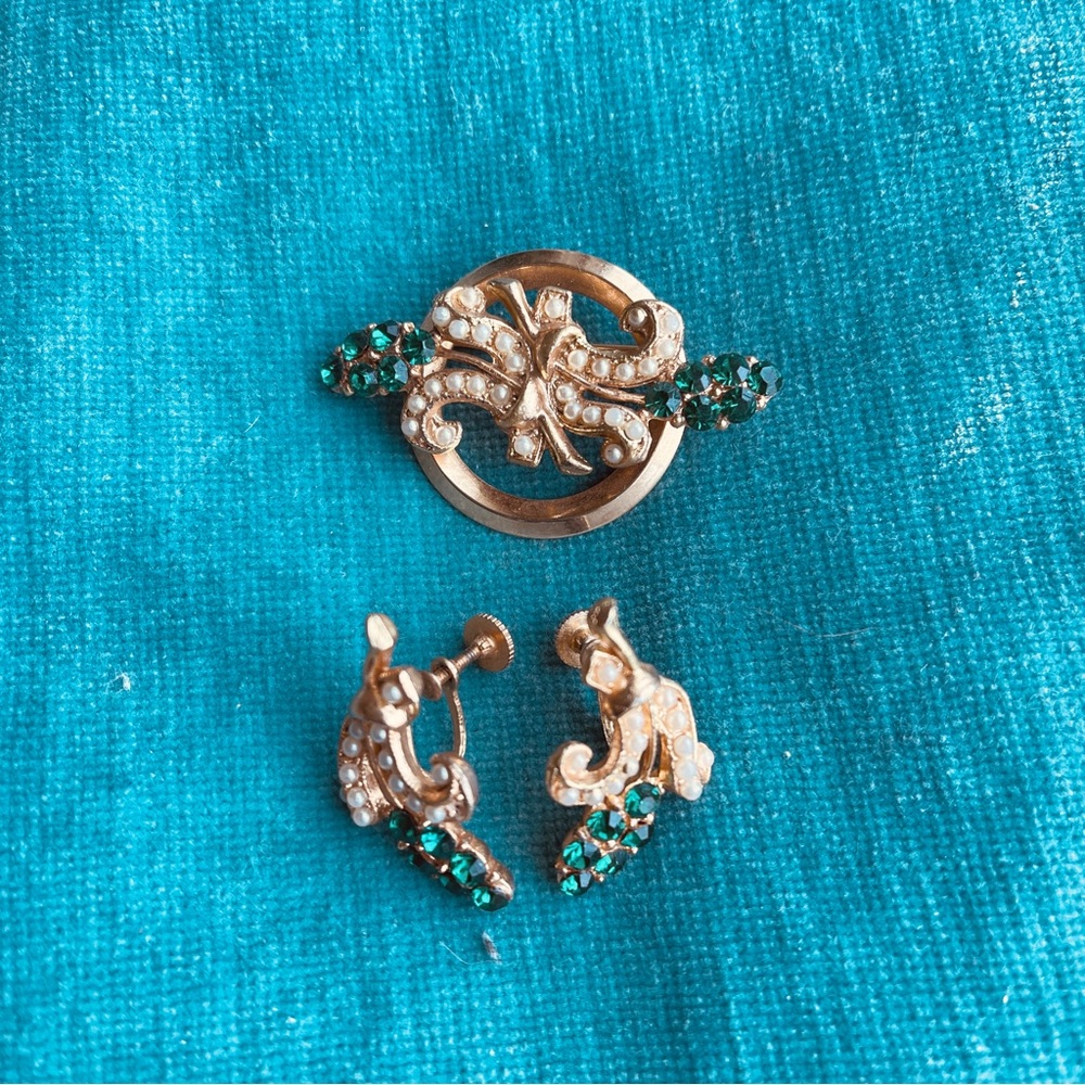 Oleg Cassini 1950s Rhinestone and faux Pearl Gold Plate brooch and earrings Set